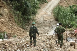 Sạt lở tại tuyến đường đến Thuỷ điện Rào Trăng 3. (Ảnh: TTXVN phát)