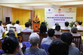 Đại diện Chư tăng Chùa Phật Tổ Cà Mau chia sẻ thông tin về mất cân bằng giới tính khi sinh tại Hội thảo. (Ảnh: Kim Há/TTXVN)