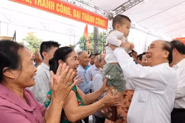 Thủ tướng Nguyễn Xuân Phúc với các tầng lớp nhân dân dự Ngày hội Đại đoàn kết toàn dân tộc. (Ảnh: Thống Nhất/TTXVN)
