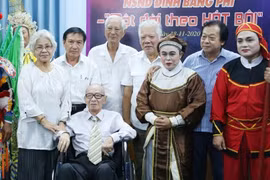 Nghệ sỹ nhân dân Đinh Bằng Phi chụp ảnh lưu niệm cùng Hội nghệ sỹ sân khấu Thành phố Hồ Chí Minh. (Ảnh: Thu Hương/TTXVN)
