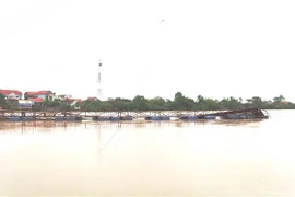 Cầu phao dân sinh nối từ xã Xuân Thủy qua xã Mỹ Thủy (huyện Lệ Thủy, tỉnh Quảng Bình) đã bị mưa lũ cuốn trôi. (Ảnh: Võ Dung/TTXVN)