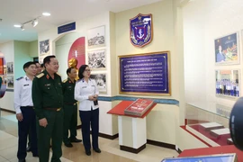 Trung tướng Võ Minh Lương tham quan Nhà truyền thống của lực lượng Cảnh sát biển. (Ảnh: Hồng Pha/TTXVN phát)