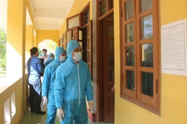 Kiểm tra công tác cách ly y tế tại khu cách ly tập trung Trường Cao đẳng Y tế Hà Nam. (Ảnh: Nguyễn Chinh/TTXVN)