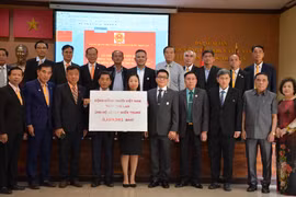Đại diện Đại sứ Quán Việt Nam tiếp nhận quyên góp ủng hộ đồng bào miền Trung của cộng đồng người Việt tại Thái Lan. (Ảnh: Hữu Kiên/TTXVN)