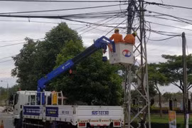 Khắc phục sự cố điện do ảnh hưởng của bão. (Ảnh minh họa: TTXVN phát)
