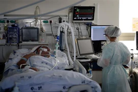 Nhân viên y tế điều trị cho bệnh nhân mắc COVID-19 tại một bệnh viện ở Lisbon, Bồ Đào Nha ngày 20/11/2020. (Ảnh: THX/TTXVN)