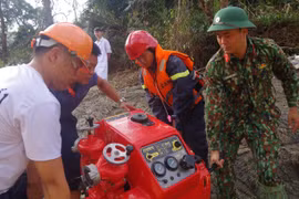 Máy hút nước công suất lớn được đưa vào hiện trường để phục vụ công tác tìm kiếm. (Ảnh: TTXVN phát)