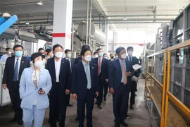 Đoàn Đại biểu cấp cao Quốc hội Hàn Quốc tham quan xưởng sản xuất của Công ty Samil Vina. (Ảnh: Công Phong/TTXVN)