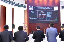 Phiên giao dịch đầu tiên của cổ phiếu GVR. (Ảnh minh họa: Hứa Chung/TTXVN)