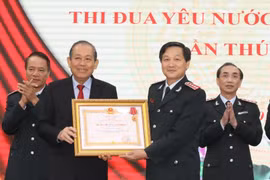Phó Thủ tướng Thường trực Trương Hòa Bình trao Huân chương Lao động hạng Nhất của Chủ tịch nước cho ngành Thanh tra Việt Nam. (Ảnh: Văn Điệp/TTXVN)