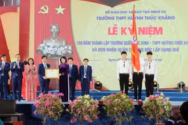 Phó Chủ tịch nước Đặng Thị Ngọc Thịnh trao Huân chương Độc lập hạng Nhì của Chủ tịch nước tặng Trường Trung học Phổ thông Huỳnh Thúc Kháng. (Ảnh: Tá Chuyên/TTXVN)
