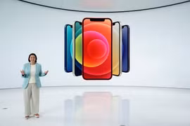 Mẫu iPhone 12 mới được Phó Chủ tịch phụ trách marketing của Apple, bà Kaiann Drance giới thiệu tại Cupertino, bang California (Mỹ) ngày 13/10/2020. (Ảnh: AFP/TTXVN)