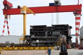 Tàu thủy đang trong quá trình đóng mới tại nhà máy đóng tàu STX. (Nguồn: AFP/TTXVN)