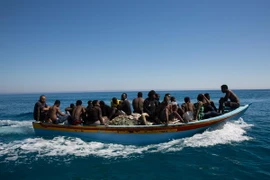 Tàu của Lực lượng bảo vệ bờ biển Lybia chở những ngườ di cư sau khi họ được cứu tại khu vực ngoài khơi bờ biển Libya. (Nguồn: AFP/TTXVN)