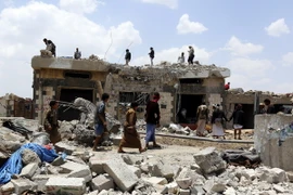 Cảnh đổ nát sau vụ không kích của liên quân ở Sanaa, Yemen ngày 23/8. (Nguồn: EPA/TTXVN)