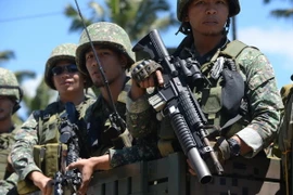 Binh sỹ Philippines trên đường tới Marawi trong chiến dịch chống IS. (Nguồn: AFP/TTXVN)