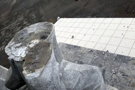 Bức tượng gãy đổ. (Ảnh: Bùi Đức Hiếu/TTXVN)