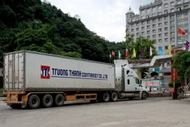 Xe hàng nông sản chuẩn bị qua cửa khẩu để xuất hàng sang Trung Quốc. (Ảnh: Thái Thuần/TTXVN)