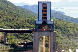 Triều Tiên thử nghiệm trên mặt đất động cơ tên lửa công suất lớn tại Trung tâm phóng vệ tinh Sohae. (Nguồn: Yonhap/TTXVN)