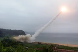 Tên lửa ATacMS của Mỹ được phóng tại một địa điểm bí mật ở bờ biển phía Đông Hàn Quốc. (Nguồn: EPA/TTXVN)