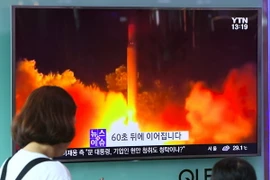 Người dân Hàn Quốc theo dõi trên truyền hình về vụ phóng thử tên lửa đạn đạo liên lục địa lần thứ hai của Triều Tiên. (Nguồn: AFP/TTXVN)