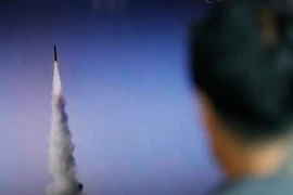 Một vụ thử tên lửa đạn đạo tầm trung của Triều Tiên được phát trên truyền hình ở Seoul. (Nguồn: EPA/TTXVN)