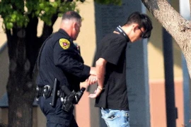 Đối tượng tình nghi bị bắt giữ sau vụ xả súng. (Nguồn: The Daily News/TTXVN)