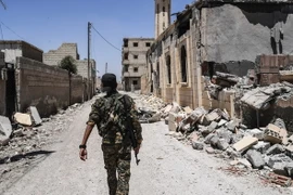 Các lực lượng dân chủ Syria (SDF) tuần tra tại Raqqa trong chiến dịch giải phóng thành phố này từ phiến quân IS. (Nguồn: AFP/TTXVN)