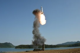 Một vụ thử tên lửa đạn đạo chiến lược tầm trung đất đối đất Pukguksong-2 của Triều Tiên. (Nguồn: EPA/TTXVN)