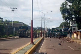 Lực lượng an ninh gác bên ngoài nhà tù ở Puerto Ayacucho, bang Amazonas, Venezuela. (Nguồn: THX/TTXVN)