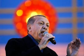 Tổng thống Thổ Nhĩ Kỳ Recep Tayyip Erdogan phát biểu tại một cuộc míttinh ở Ankara. (Nguồn: EPA/TTXVN)