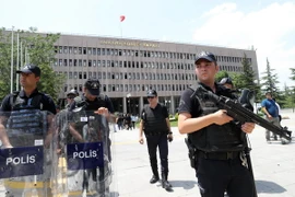 Cảnh sát chống bạo động gác tại Ankara. (Nguồn: AFP/TTXVN)