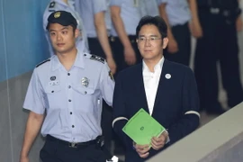 Ông Lee Jae-Yong đến phiên xét xử tại Tòa án Trung tâm quận Seoul ngày 7/8. (Nguồn: EPA/TTXVN)