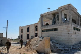 Các tay súng của YPG tuần tra tại thành phố Raqqa, Syria. (Nguồn: EPA/TTXVN)