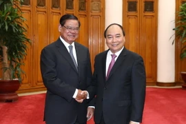 Thủ tướng Nguyễn Xuân Phúc tiếp Phó Thủ tướng, Bộ trưởng Bộ Nội vụ Campuchia Samdech Krolahom Sar Kheng. (Ảnh: Thống Nhất/TTXVN)