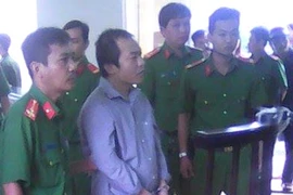 Bị cáo Lê Chí Nguyện nghe Hội đồng xết xử tuyên án. (Ảnh: Huỳnh Sử/TTXVN)