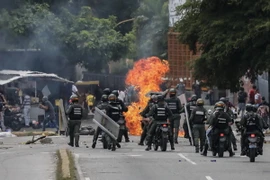 Cảnh sát triển khai ngăn chặn người biểu tình chống quá khích tại khu vực gần Đài truyền hình Venezuela ở Caracas ngày 20/7. (Nguồn: EPA/TTXVN)