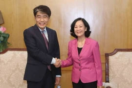 Trưởng Ban Dân vận Trung ương Trương Thị Mai tiếp Giám đốc ILO tại Việt Nam Change-Hee Lee. (Ảnh: Phương Hoa/TTXVN)