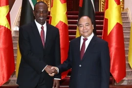 Thủ tướng Nguyễn Xuân Phúc tiếp Thủ tướng Mozambique Carlos Agostinho do Rosario. (Ảnh: Thống Nhất/TTXVN)
