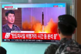 Một vụ phóng tên lửa của Triều Tiên được phát trên truyền hình tại một nhà ga ở Seoul, Hàn Quốc. (Nguồn: AFP/TTXVN)