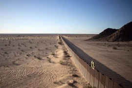 Hàng rào biên giới Mỹ-Mexico ở San Luis Rio Colorado, bang Sonora (Mỹ). (Nguồn: AFP/TTXVN)