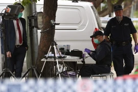 Cảnh sát Australia thu thập chứng cứ trong cuộc truy quét nghi can khủng bố tại Lakemba, ngoại ô Sydney. (Nguồn: AFP/TTXVN)