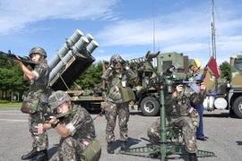 Binh sỹ Hàn Quốc triển khai các bệ phóng tên lửa tại tỉnh Donghae. (Nguồn: EPA/TTXVN)