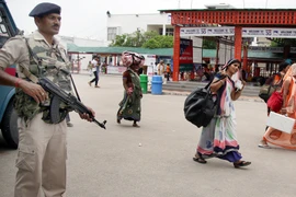 Binh sỹ Ấn Độ tăng cường kiểm tra an ninh tại Jammu. (Nguồn: EPA/TTXVN)