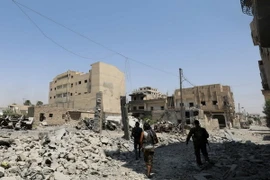 Cảnh đổ nát sau các vụ không kích ở Raqa. (Nguồn: AFP/TTXVN)