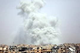 Khói bốc lên sau một cuộc không kích tại Raqa, Syria. (Nguồn: AFP/TTXVN)
