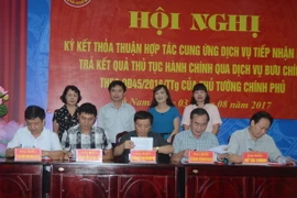 Đại diện các đơn vị ký kết thỏa thuận hợp tác. (Ảnh: Lưu Thanh Tuấn/TTXVN) 