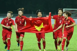 Các nữ cầu thủ Việt Nam vui mừng với tấm huy chương Vàng giành được tại SEA Games 29. (Ảnh: Quốc Khánh/TTXVN)