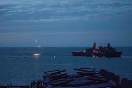 Lực lượng hải quân Mỹ tham gia tìm kiếm chiếc máy bay vận tải MV-22 Osprey gặp nạn ngoài khơi Australia. (Nguồn: EPA/TTXVN)