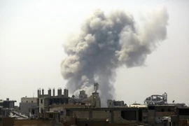 Khói bốc lên sau các vụ không kích ở Raqa. (Nguồn: AFP/TTXVN)